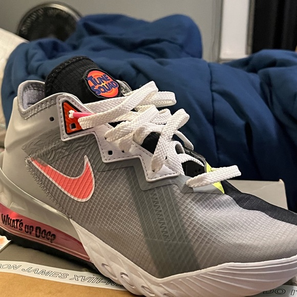 LeBron Tune Squad sneakers - Picture 2 of 3